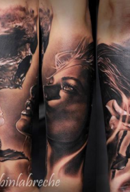 Brauen realistische Frau Porträt mit Totenkopf Rose Tattoo Muster