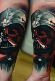 Ruka ilustracija stil boje realističan Darth Vader tetovaža na glavi