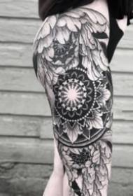 Jolie série de dessins de tatouage à la vanille à l'avant-bras avec un sac gris noir