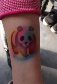 Arm hjemmelaget som et farget tatoveringsmønster for panda-silhuett