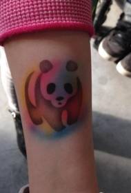 Brazo caseiro coma un patrón de tatuaxe de silueta de panda de cores