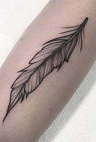 Татуировка на татуировка с перо на малка ръка