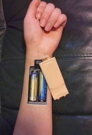 Modello di tatuaggio realistico con alloggiamento della batteria di colore del braccio