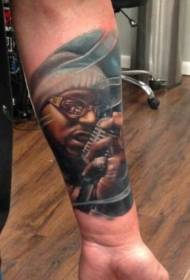 Tatuaggio ritratto cantante vecchio di colore in stile realismo braccio