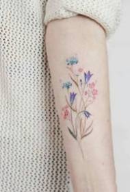 Geskikt foar lytse earms en keallen, prachtige en frisse blommen tattoo-ûntwerpen