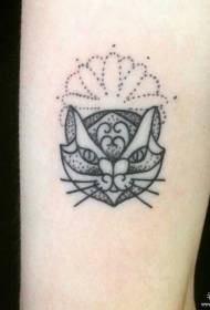 Mala ruka ubola mali uzorak svježe mačke tetovaže