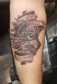Braccio per studente maschio tatuaggio testa di lupo goccia di sangue sulla testa di lupo e foto tatuaggio inglese