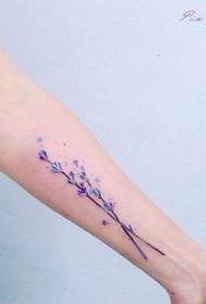여자의 작은 팔 자연 색 꽃 문신 패턴