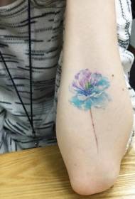 Naoružajte se jednostavnim akvarelom poput cvjetnog uzorka tetovaže
