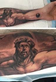 Tatuaggio con crocifissione religiosa di Gesù sul braccio