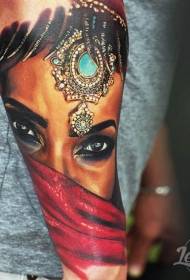 Braccio stile realistico colorato volto di donna orientale con motivo tatuaggio gioiello