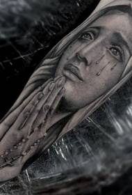 Рэлігійная татуіроўка фігура жанчыны ў сівых руках, якія моляцца