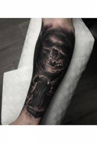 Татуювання смертної зброї Хлопчики зброю на темно-сірому малюнку татуювання смерті