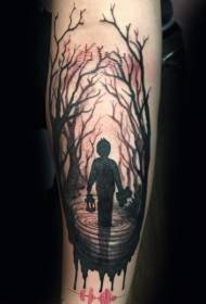 Rankos drovus berniukas su tamsia miško tatuiruote