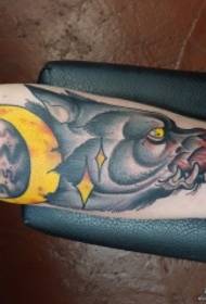 Європейський та американський малюнок татуювання маленький вовчий голова місяць