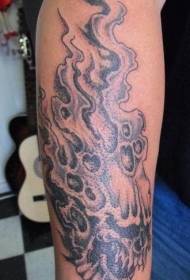 Braccio spaventoso volante che brucia il modello del tatuaggio del cranio