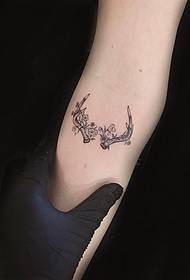 Mali ručni rog mali svježi cvjetni uzorak za tetovažu