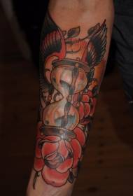 Clessidra old school color braccio con foto tatuaggio rosa