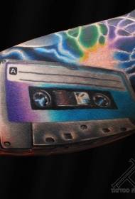 Rokas krāsas reālistiska lente un zibens tetovējums