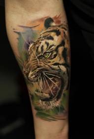 Arm realistische kleuren grote tijger tattoo patroon