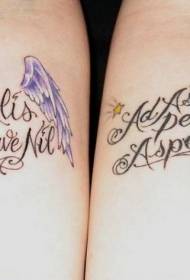 Bras de belles ailes et motif de tatouage de lettre