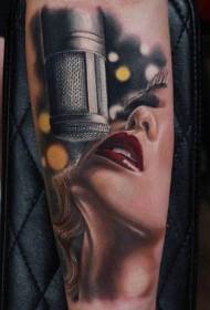 Arm realistické farebné speváčky a tetovanie historických mikrofónov