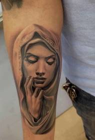 realismo braccio stile tatuaggio modello ritratto di donna in bianco e nero