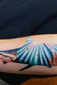 手臂彩色鲨鱼影象纹身图案