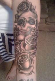 Cranio grigio braccio con motivo tatuaggio rosa
