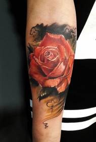 Padrão de tatuagem realista de rosa vermelha de cor de braço