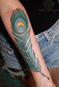 Patrón de tatuaje de pluma de pavo real de color de brazo de niña