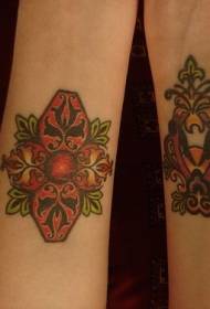Pola tato daun keriting berwarna lengan