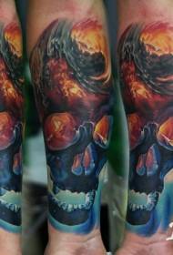 Arm moderne styl gekleurde brandende skedel tatoeëring
