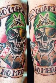 Patrón de tatuaxe de cráneo pirata de brazo