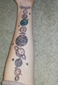 Der Arm des Tätowierungsplaneten-Mädchens gemalt auf dem Planetentätowierungsbild