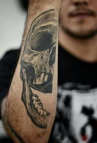 Naoružajte zastrašujuće uzorak tetovaže pola lubanje na pola lubanje