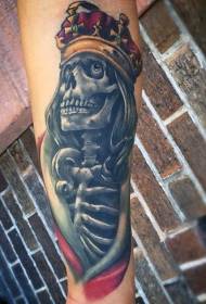 Arm kleur realistische schedel met kroon tattoo patroon