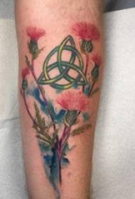 Pianta il braccio della ragazza del tatuaggio sulla pianta e l'immagine del tatuaggio geometrico