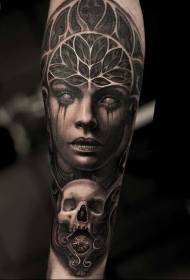 Rankos paskatinimo stiliaus juodos šliaužiančios moters kaukolės tatuiruotės modelis
