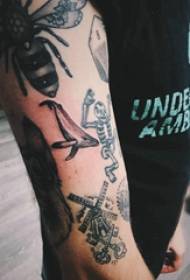 Tatuaje de brazalete de brazo do estudante masculino sobre tatuaxe de insectos e óso
