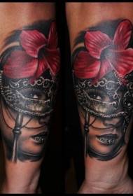 Braccio donna moderna stile colorato maschera e tatuaggio floreale