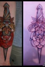 Modello di tatuaggio a braccio rosa e pugnale europeo e americano