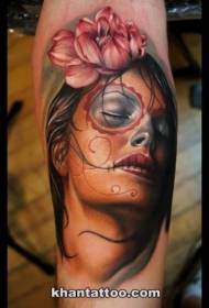 Ritratto di un tatuaggio colorato donna in stile realismo braccio