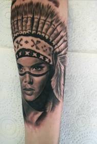 Braccio realistico rabbia modello di ritratto di donna indiana tatuaggio