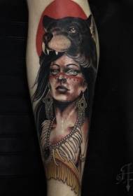 Dona índia de color petit braç amb patró de tatuatge de casc