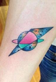 Uzay görünümü dövme deseni ile kol renkli geometrik şekil