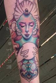 Sirena magica di colore del braccio e disegno del tatuaggio della sfera magica