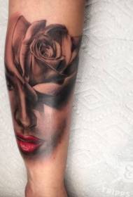 Braccio realistico guardando rosa con tatuaggio ritratto di donna