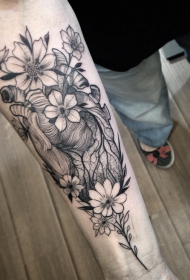 Tatuaggio a cuore e fiore in stile incisione con inchiostro grigio braccio