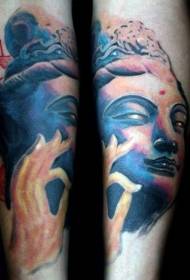 Ruka domaće boje, poput uzorka tetovaže statue Bude